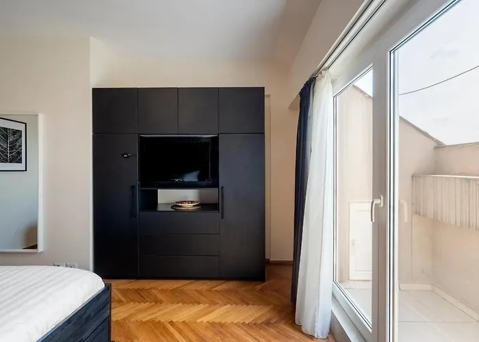 Quirky Top-floor 1br Nest In The Historic Center Lejlighed