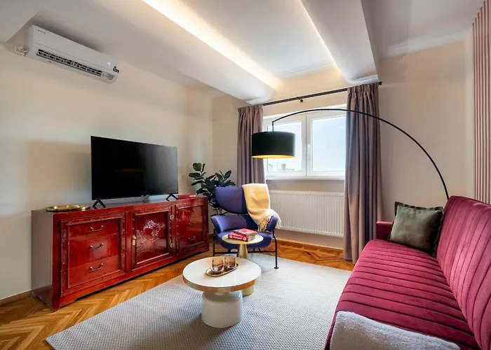 Lejlighed Quirky Top-floor 1br Nest In The Historic Center