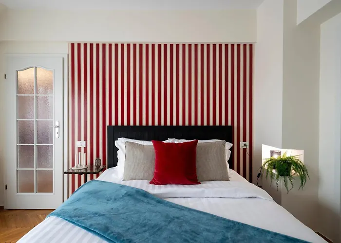 Quirky Top-floor 1br Nest In The Historic Center Bukarest