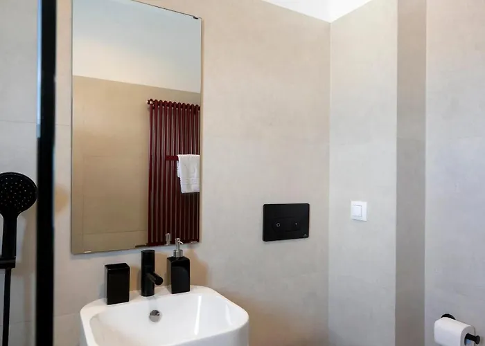 Lejlighed Quirky Top-floor 1br Nest In The Historic Center