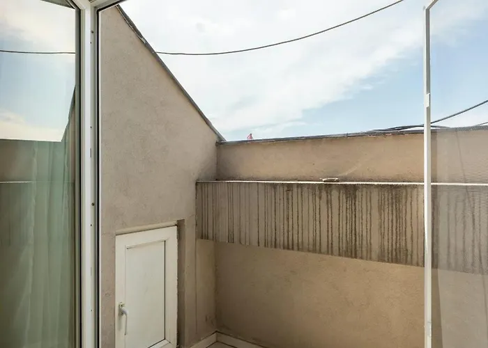 Lejlighed Quirky Top-floor 1br Nest In The Historic Center