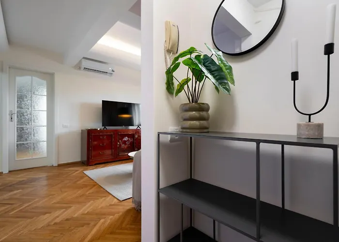 Quirky Top-floor 1br Nest In The Historic Center Bukarest