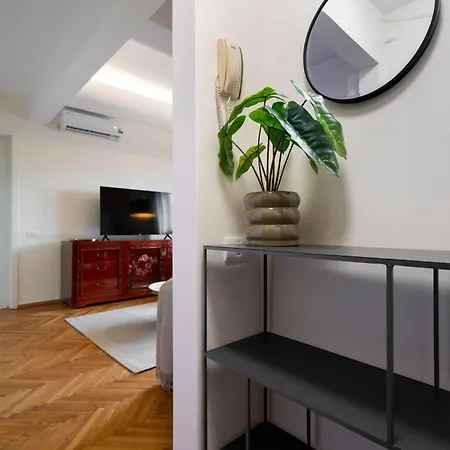 Quirky Top-floor 1br Nest In The Historic Center בוקרשט