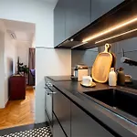 Quirky Top-floor 1br Nest In The Historic Center Apartman
