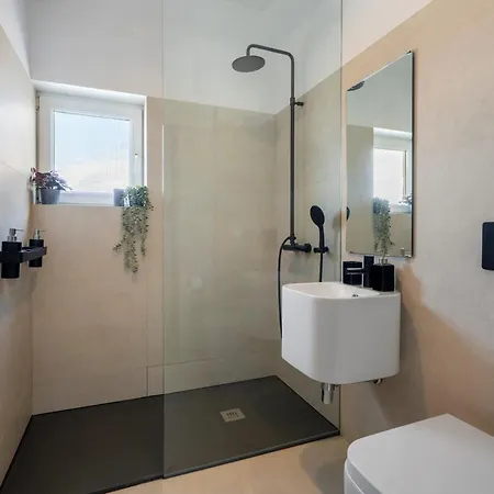 Quirky Top-floor 1br Nest In The Historic Center